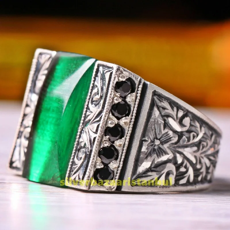 Hand Engraved Emerald and Onyx Elegant 925 Sterling Silver Mens Ring